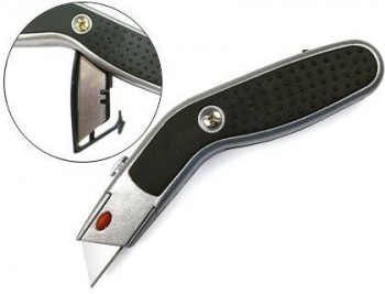 Cuter q-connect sx72 metalico ancho negro y gris con mango de plastico y compartimento para cuchilla